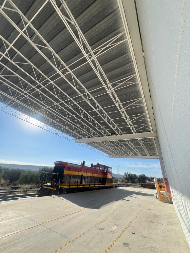 Locomotora en el andén ferroviario del CEDIS
